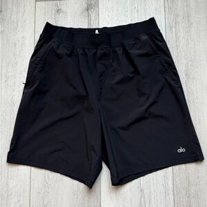 Alo 7" Repetition Short 
Size:    L
Color: black